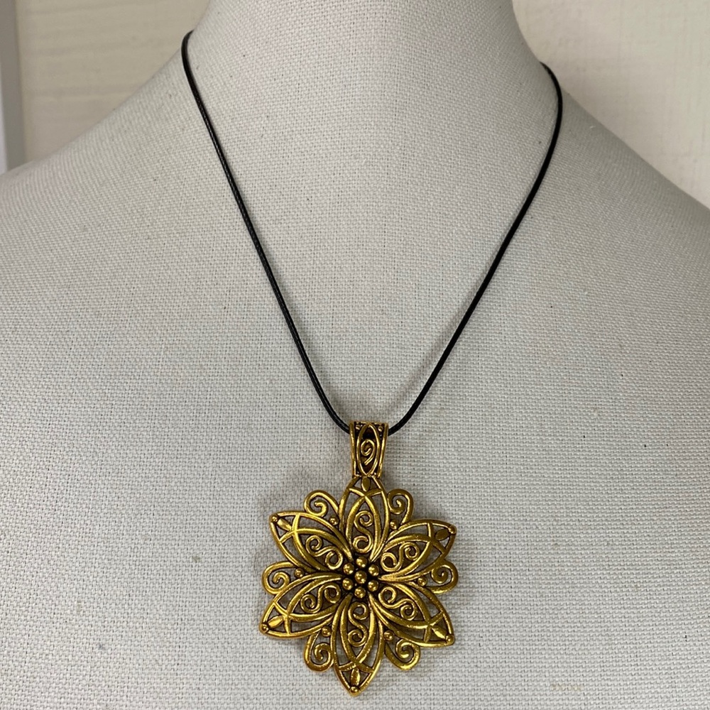 Large Goldtone flower motif medallion necklace